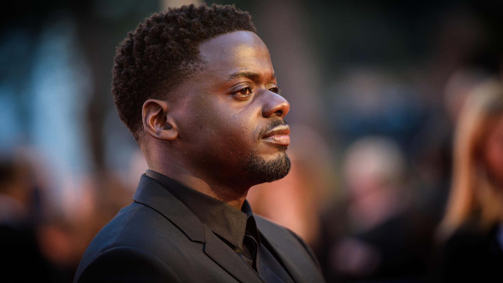 Elactor Daniel Kaluuya Representa A Gran Bretaña Con Elegancia. Fondo de pantalla