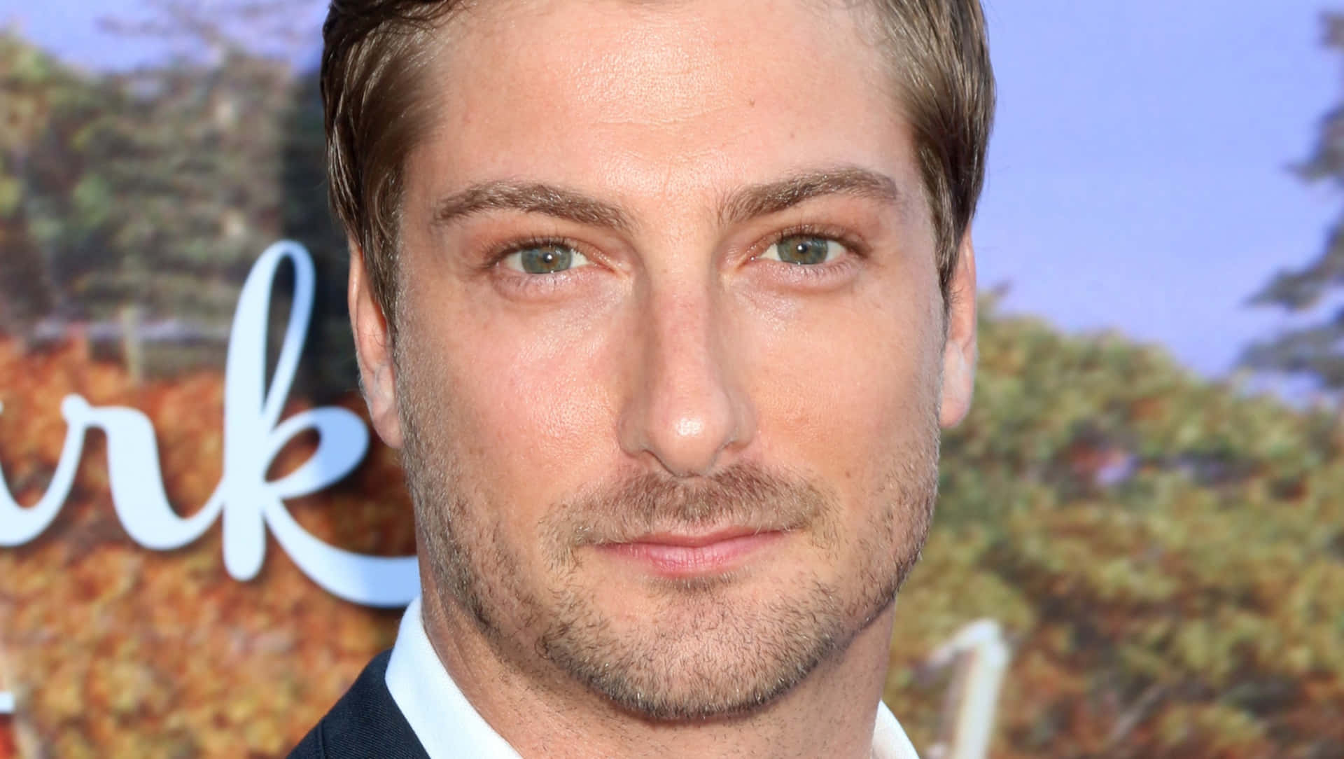 Daniel Lissing Red Carpet Look Wallpaper