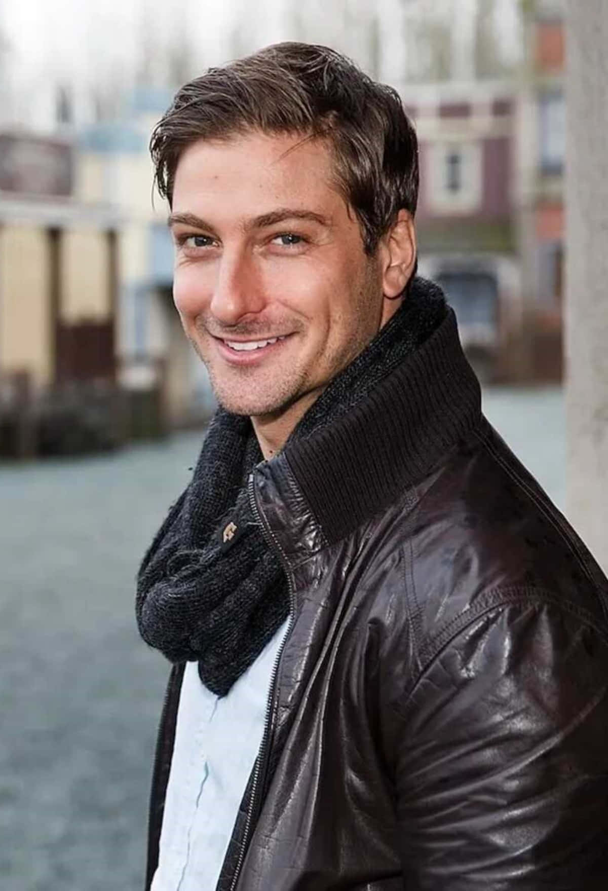 Daniel Lissing Souriant En Cuir Fond d'écran