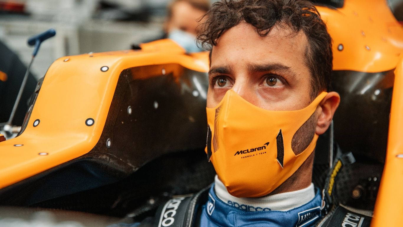Daniel Ricciardo inden i hans F1-bil Wallpaper