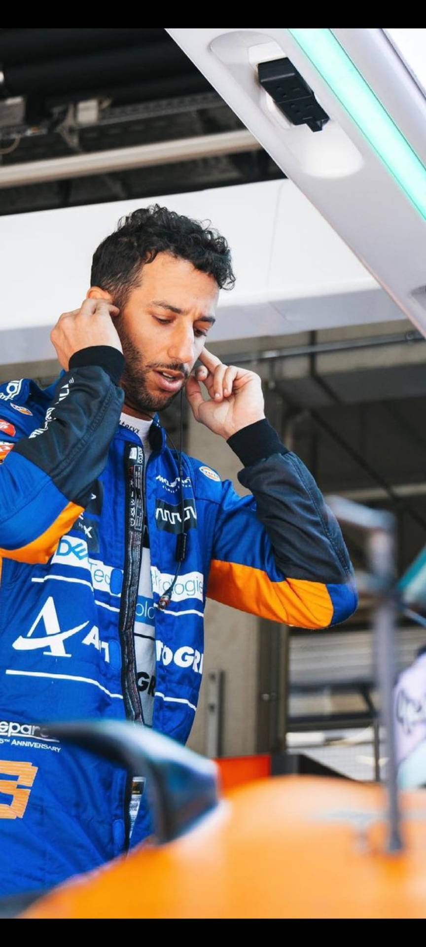 Daniel Ricciardo Putting His Earplugs Wallpaper