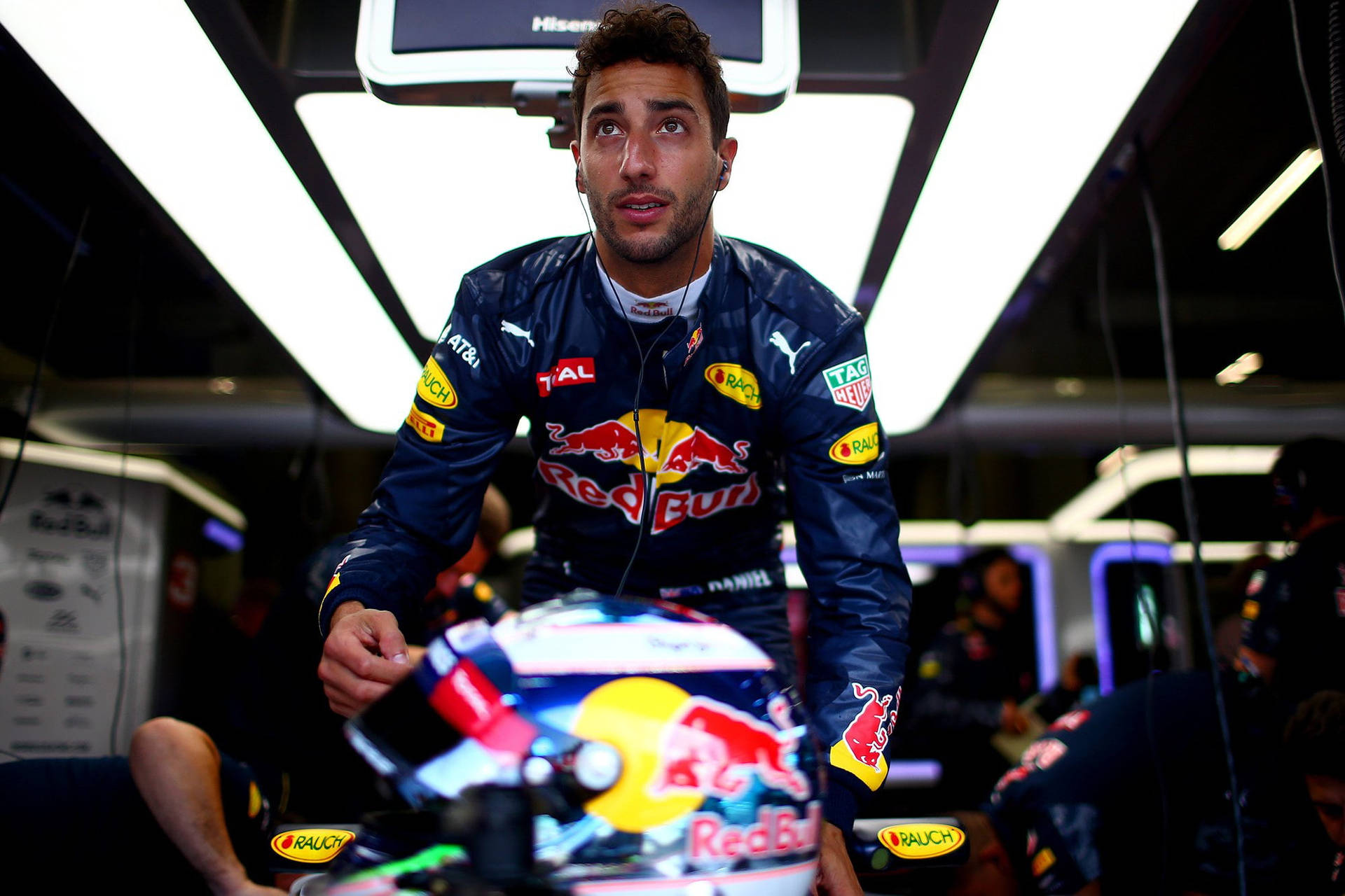 Daniel Ricciardo Med Høretelefoner Tapet Wallpaper
