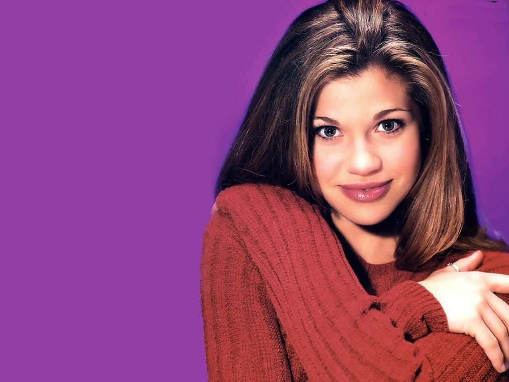 Danielle Fishel Slår En Pose Bakgrunnsbildet