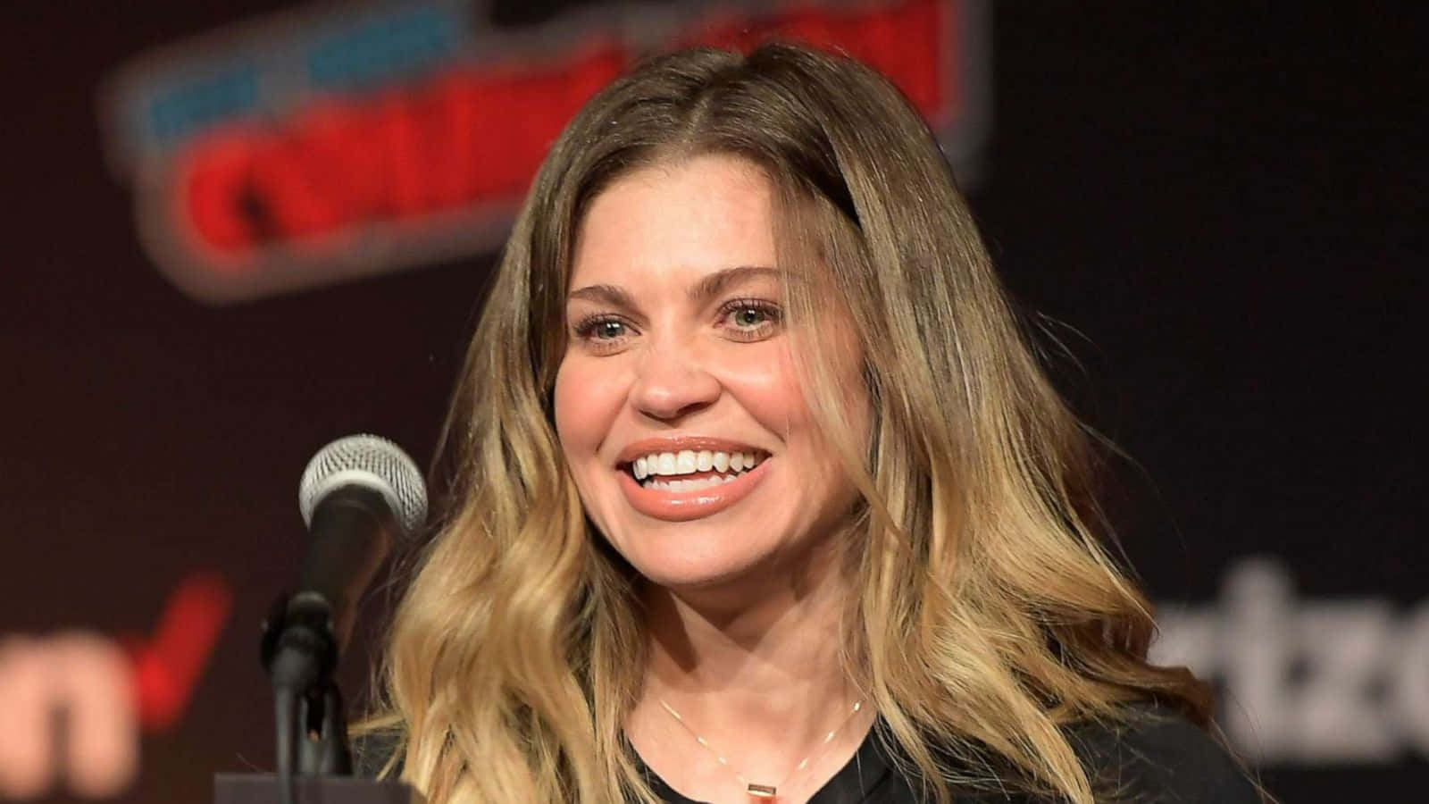 Danielle Fishel Verbluffend Portret Achtergrond