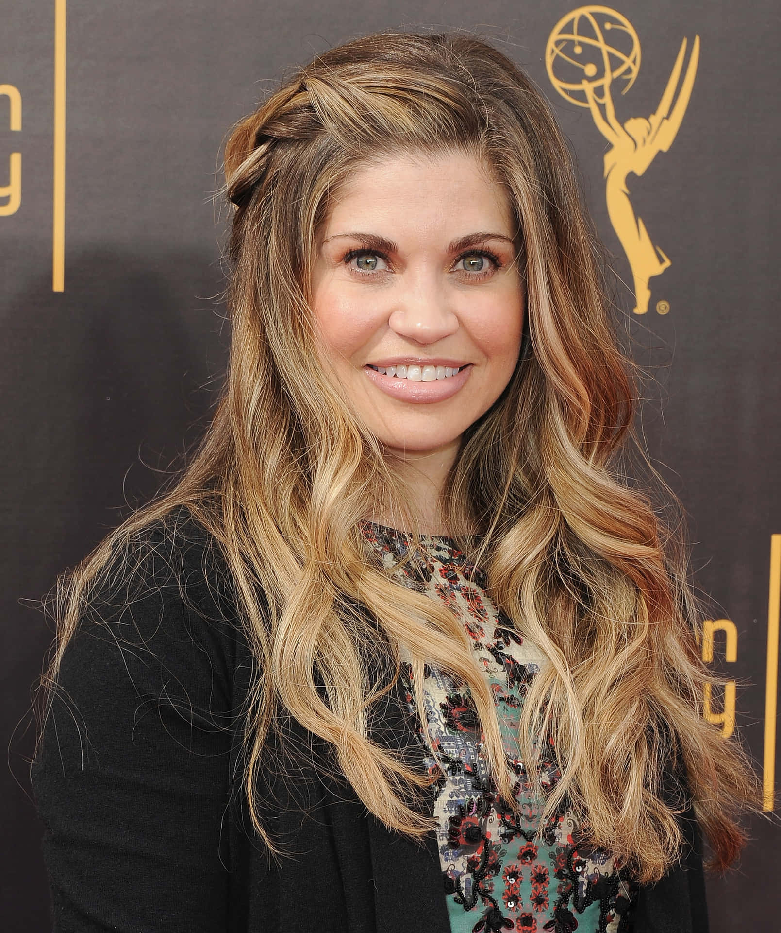 Danielle Fishel Tar En Pose Bakgrunnsbildet