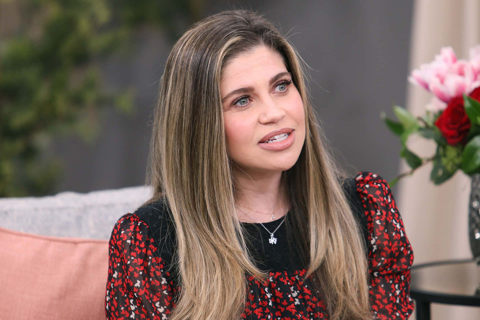 Danielle Fishel Berpose Saat Pemotretan Wallpaper