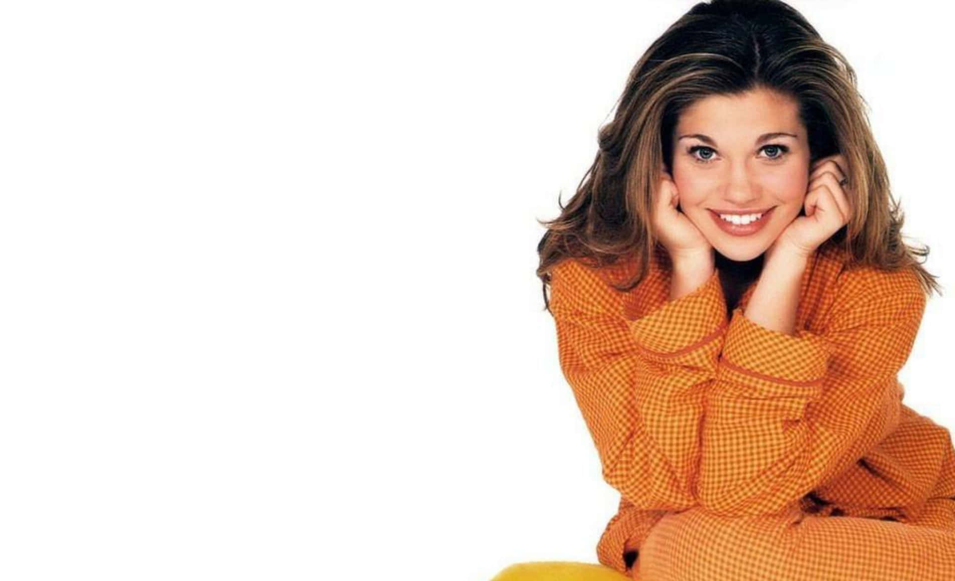 Danielle Fishel Hymyilee Loistavasti Taustakuva