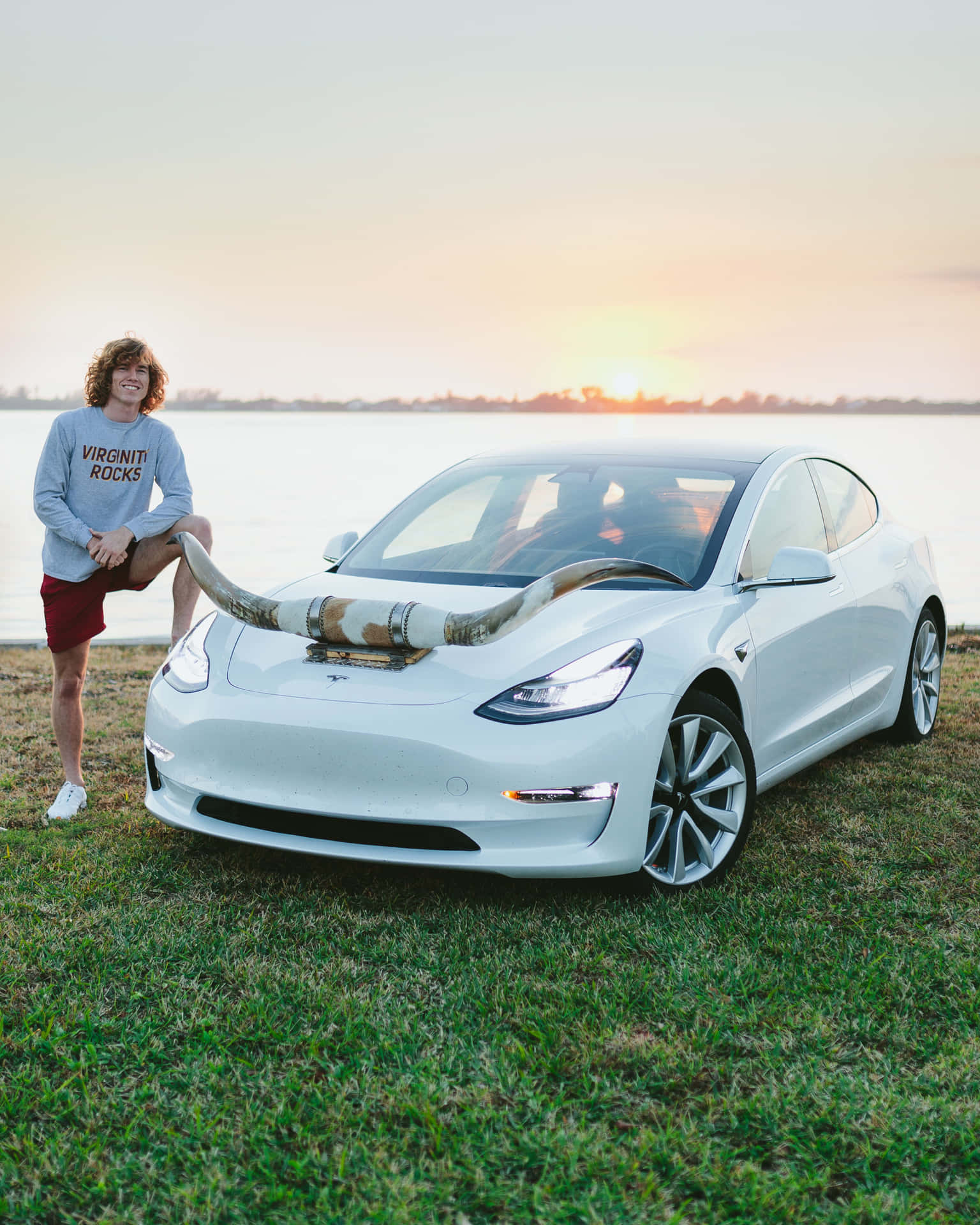 Celebridadestadounidense Danny Duncan En El Tesla Model 3 Fondo de pantalla