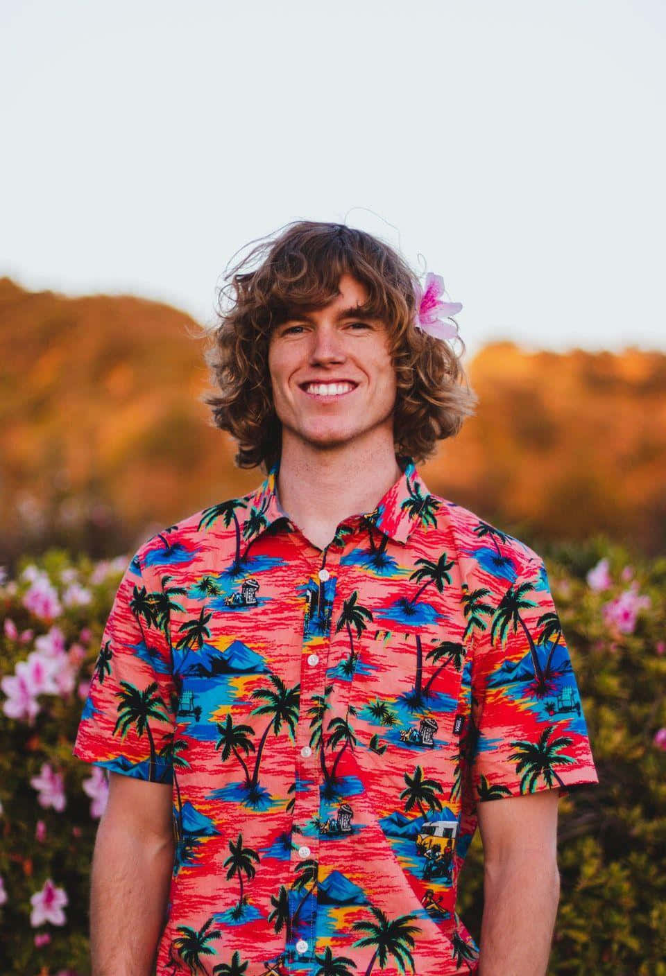 Amerikansk berømthed Danny Duncan iført en tropisk skjorte Wallpaper