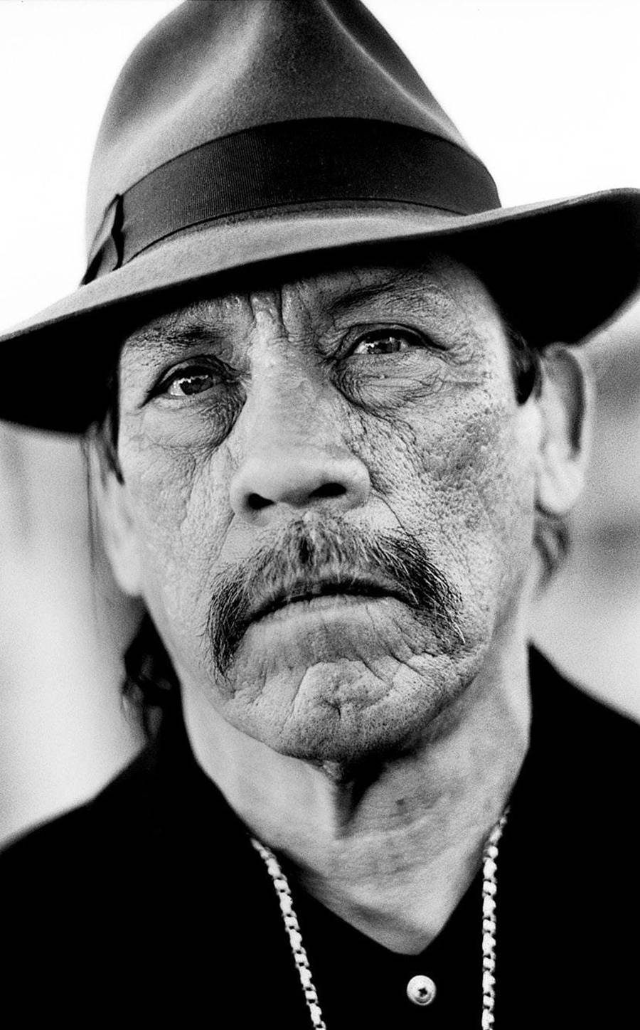 Retratode Danny Trejo En Blanco Y Negro Fondo de pantalla