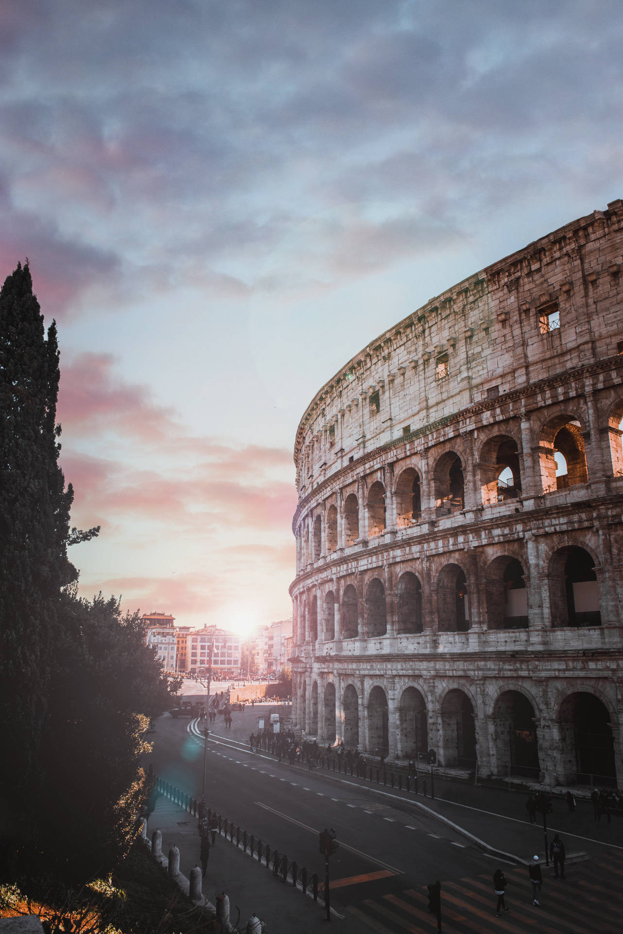 Mörkestetisk Colosseum Under Den Molniga Himlen. Wallpaper