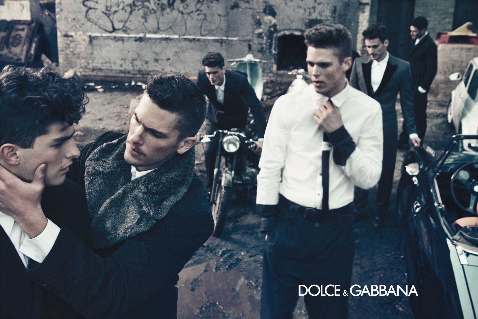 Dunkleästhetische Männliche Dolce Und Gabbana Models Wallpaper