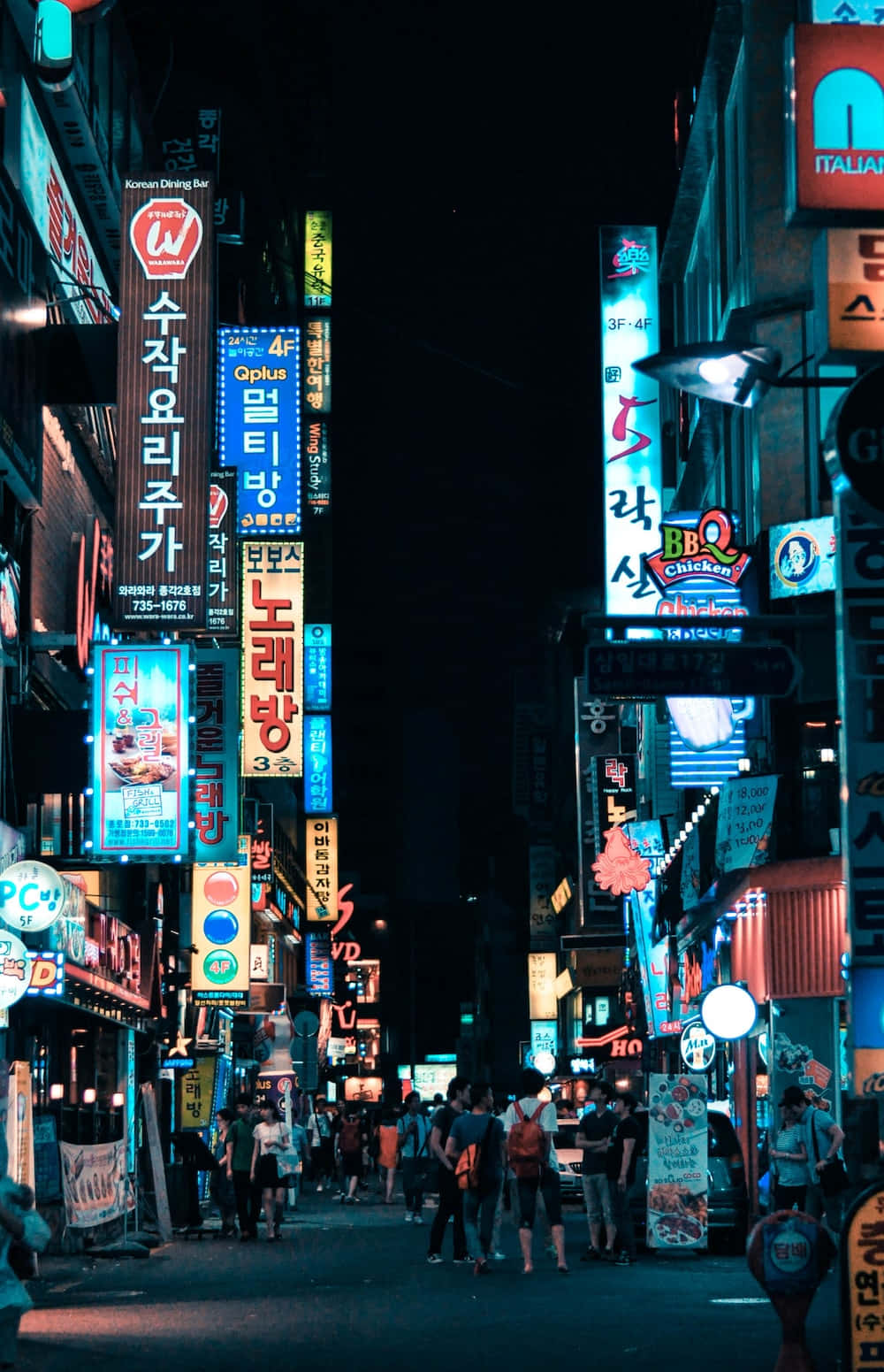 Dunklesästhetisches Blau-neonfarbenes Stadtbild