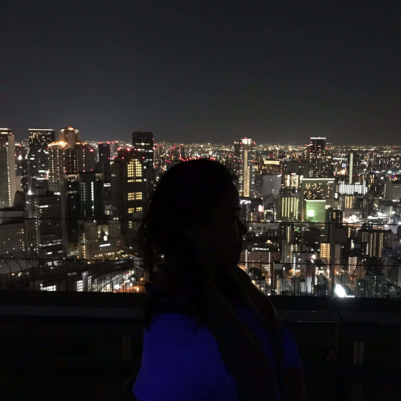 Dunklesästhetisches Mädchen-stadt-silhouettenbild