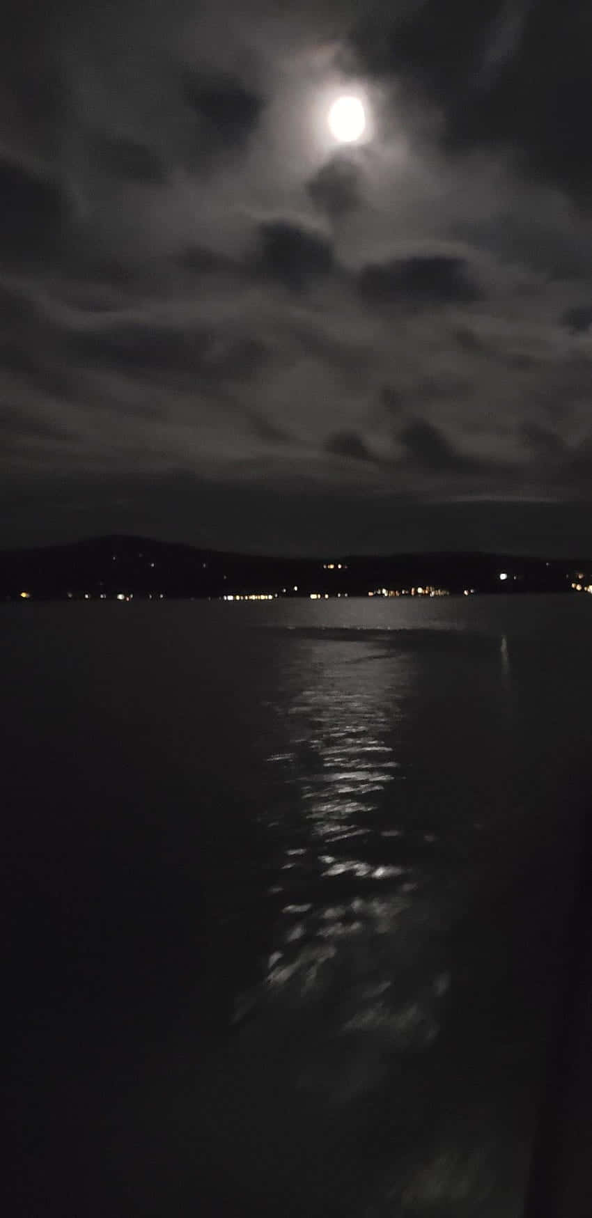Mørk æstetisk nat ocean billede tapet