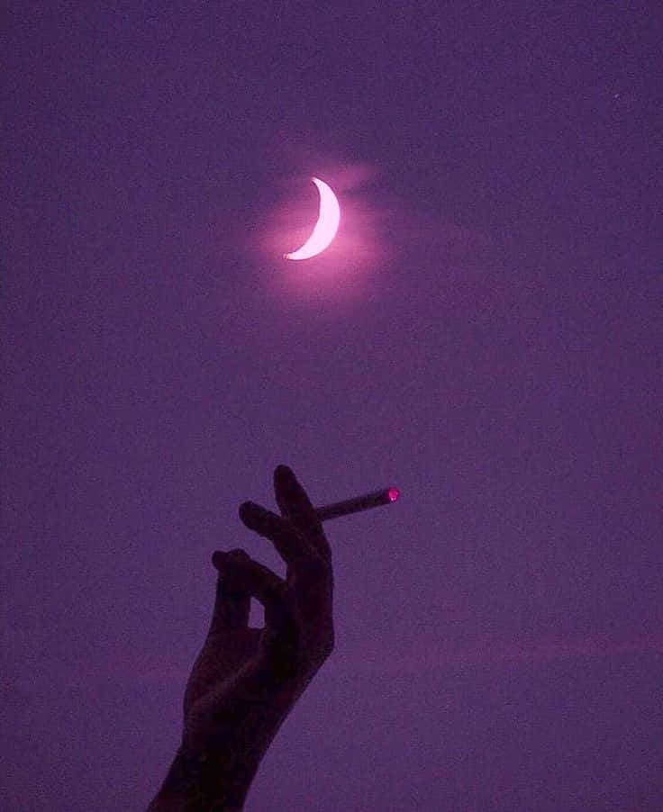 Imagende Un Cielo Oscuro Estético En Tonos Morados Con Una Luna Y Un Cigarrillo.