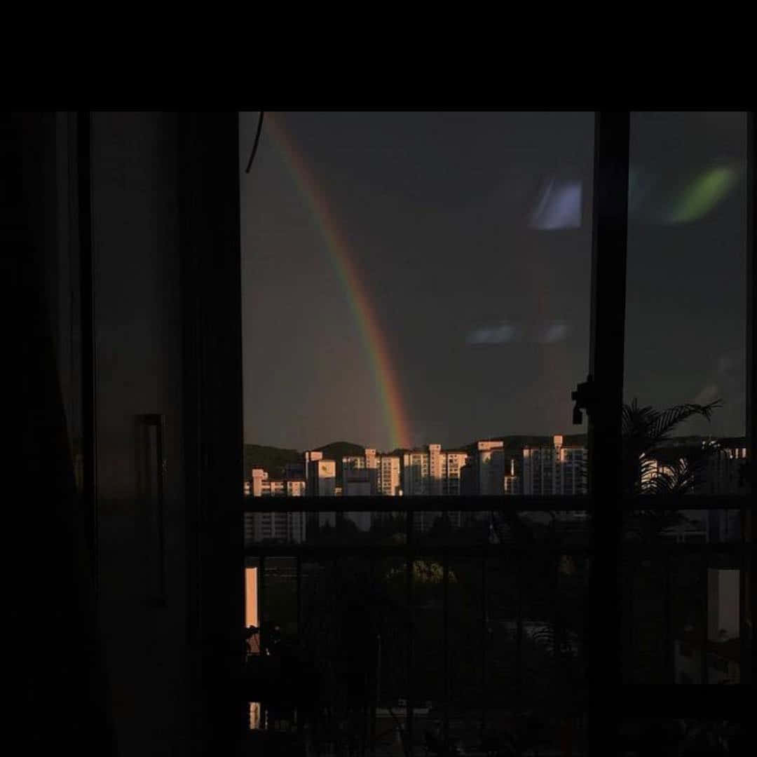 Quartoestético Escuro Com Imagem De Arco-íris.