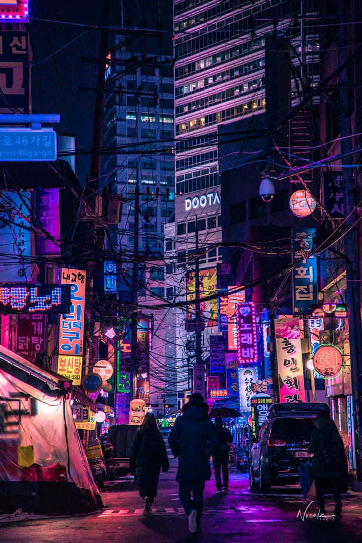 Immaginedi Una Città Viola Con Estetica Oscura E Luci Al Neon