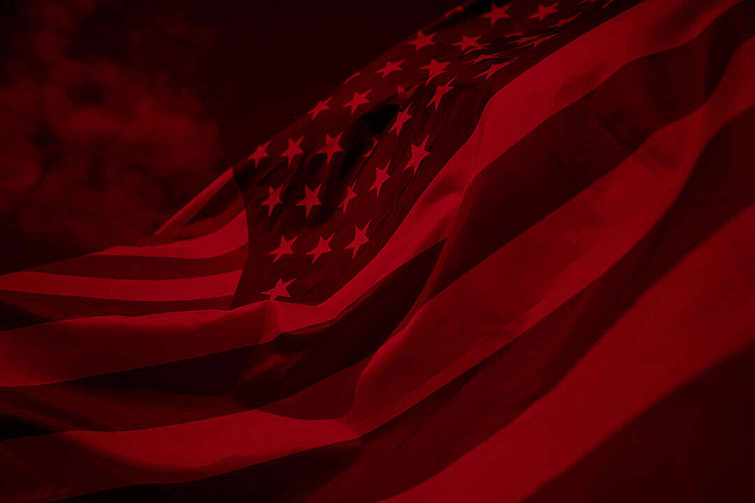 Bandiera Americana Scura Sovrapposta A Un Filtro Rosso Sfondo