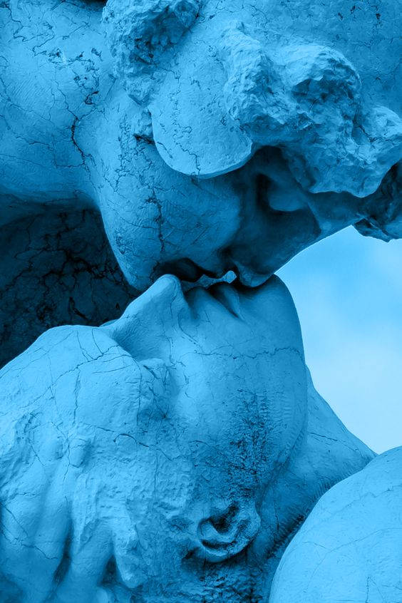 Dark Blue Aesthetic Tumblr Kissing Statues Wallpaper