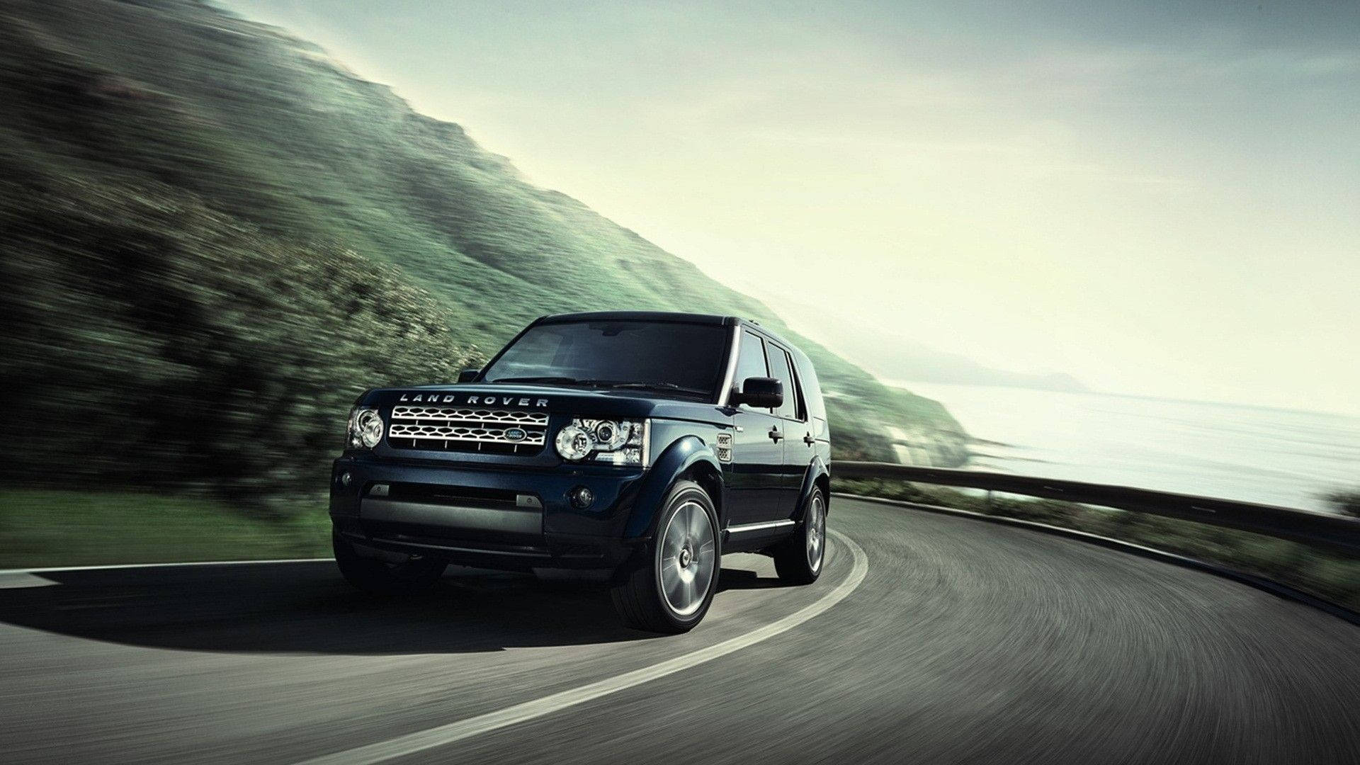 Dark Blue Land Rover Discovery 4 Wallpaper