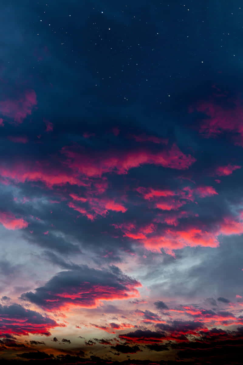 Nubesde Atardecer En Tonos Azul Oscuro Y Rosa. Fondo de pantalla