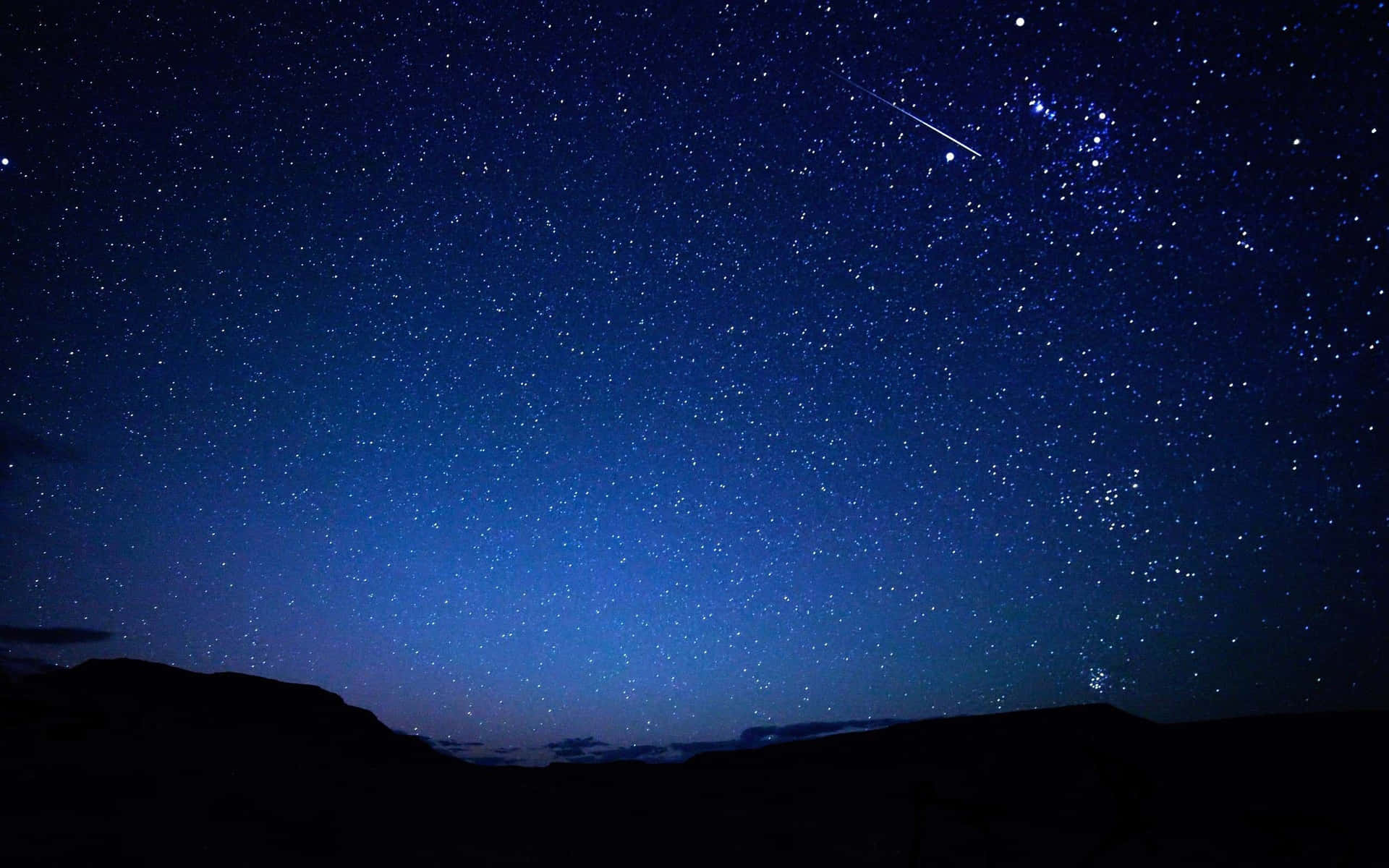 Iluminandoel Cielo Nocturno, La Estrella Azul Oscura Irradia Belleza. Fondo de pantalla