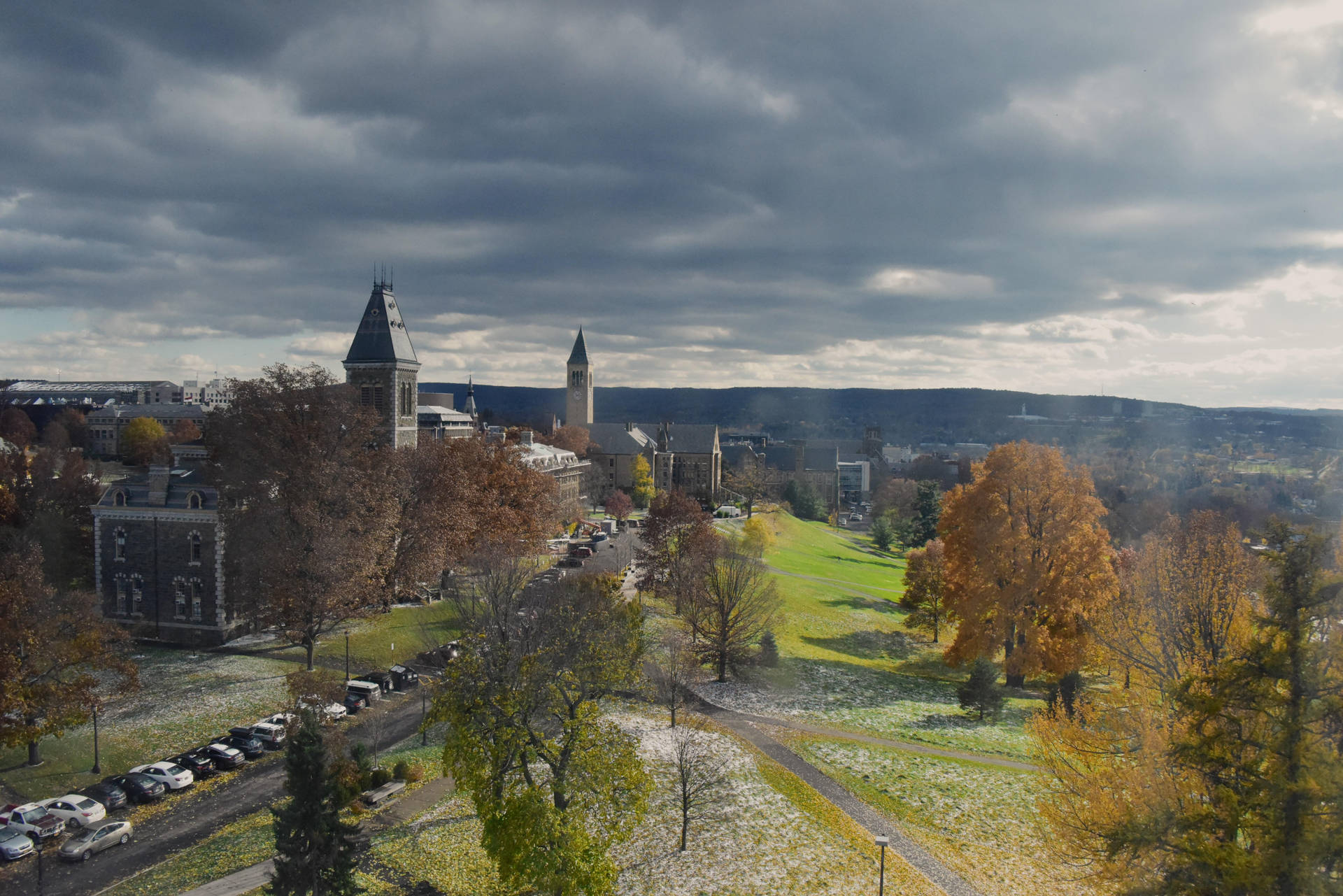 Nubesoscuras Y Sombrías Sobre La Universidad De Cornell. Fondo de pantalla