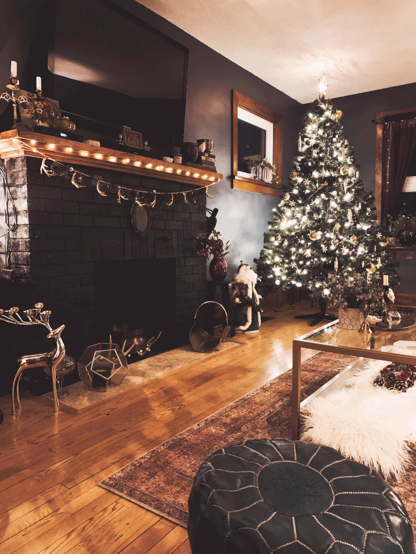 Dark Christmas Living Room Decor Wallpaper