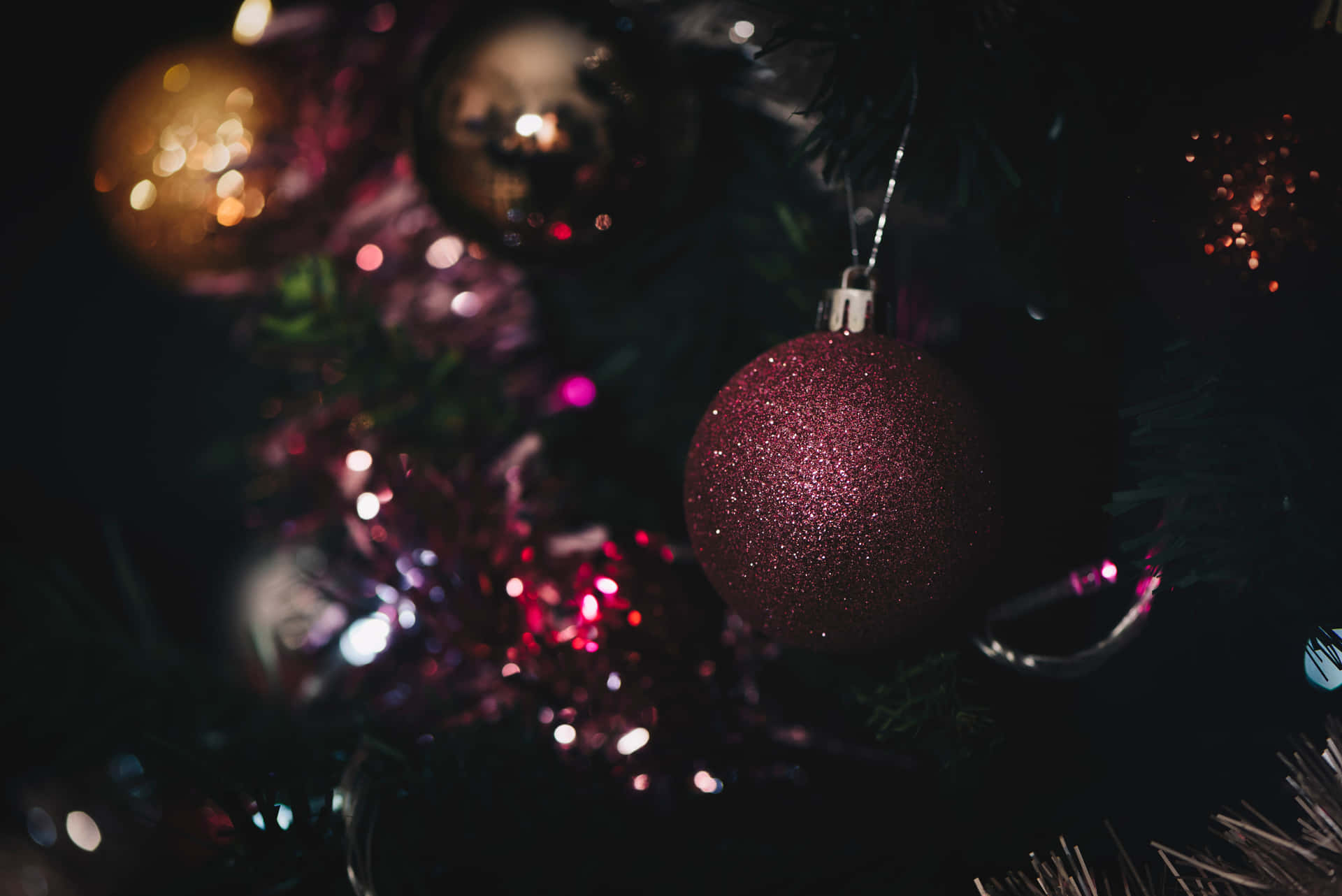 Dark Christmas Ornament Glow Wallpaper