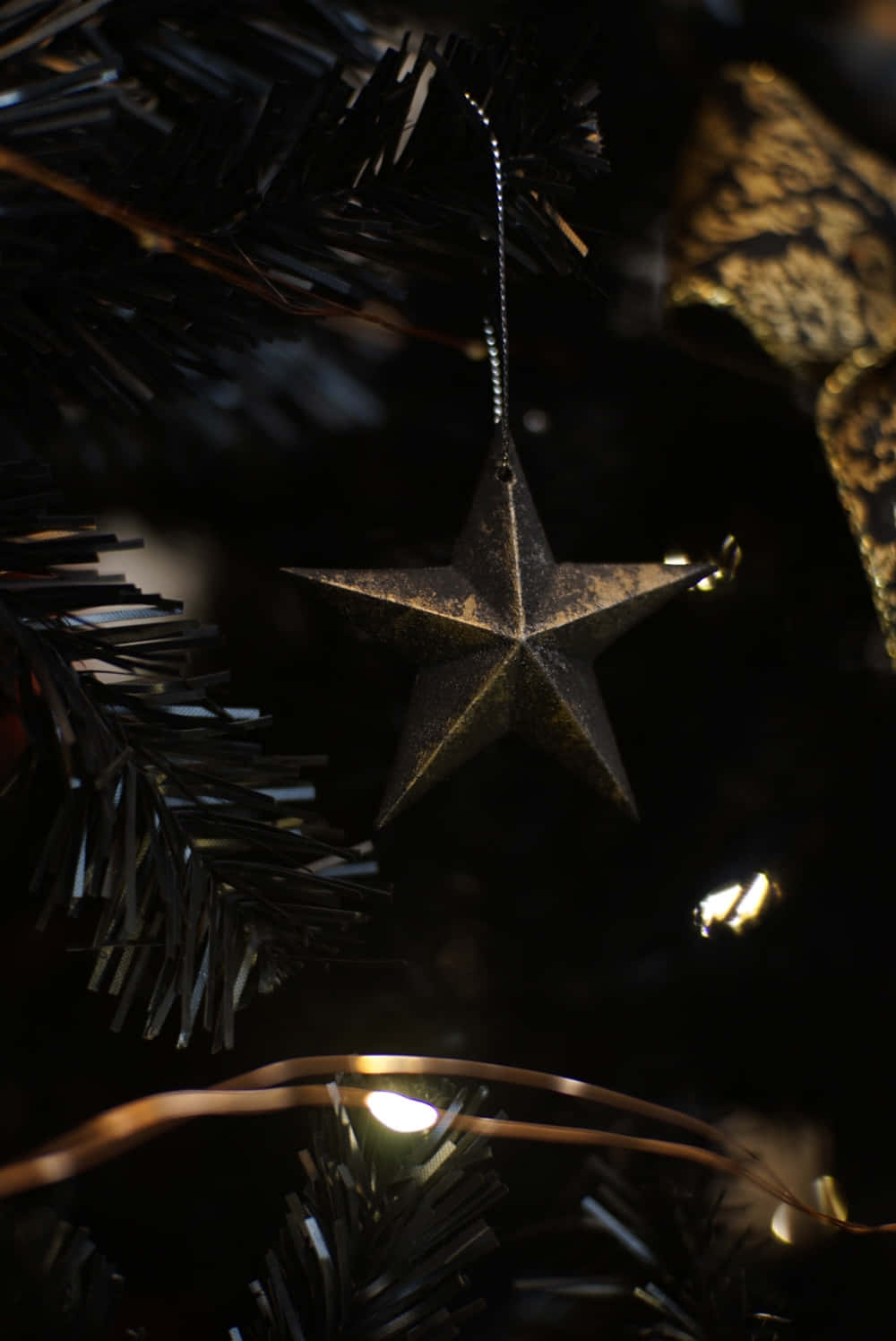 Dark Christmas Star Ornament Wallpaper