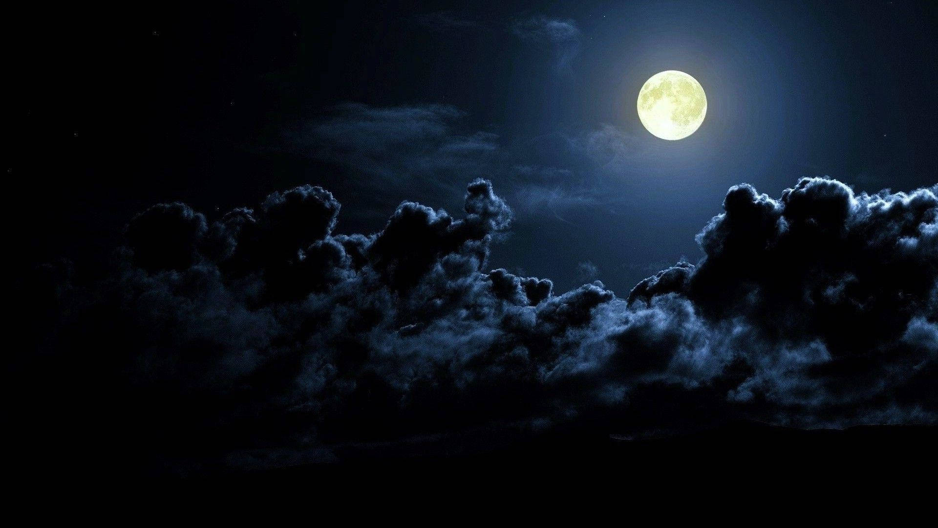 Sorte skyer og lyse måne skrivebordsbaggrund Wallpaper