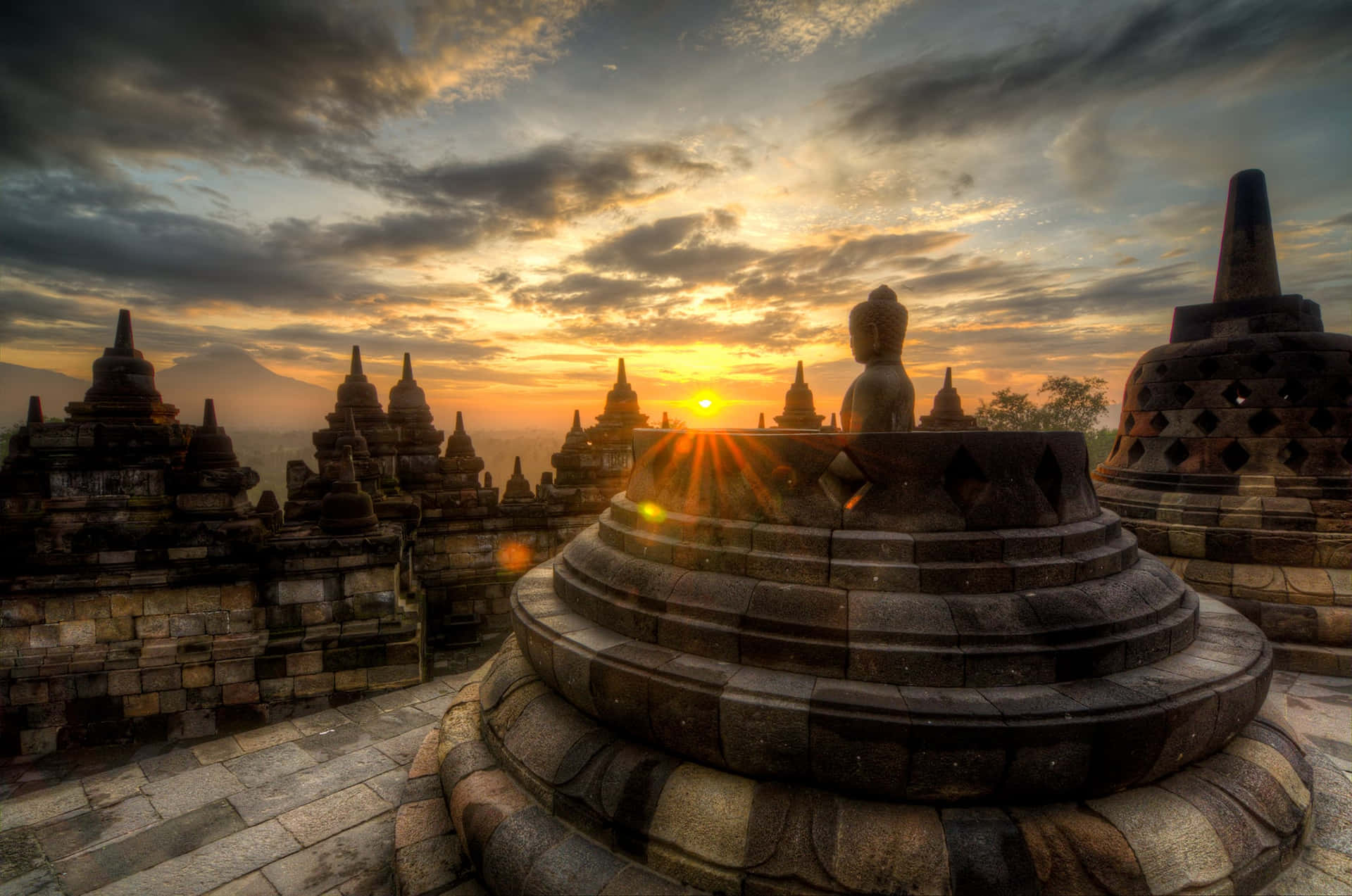Cielocon Nuvole Scure Tempio Di Borobudur Sfondo