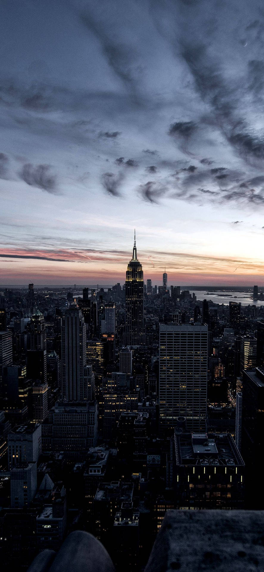 Dunklerbewölkter Himmel New York Nacht Iphone Wallpaper