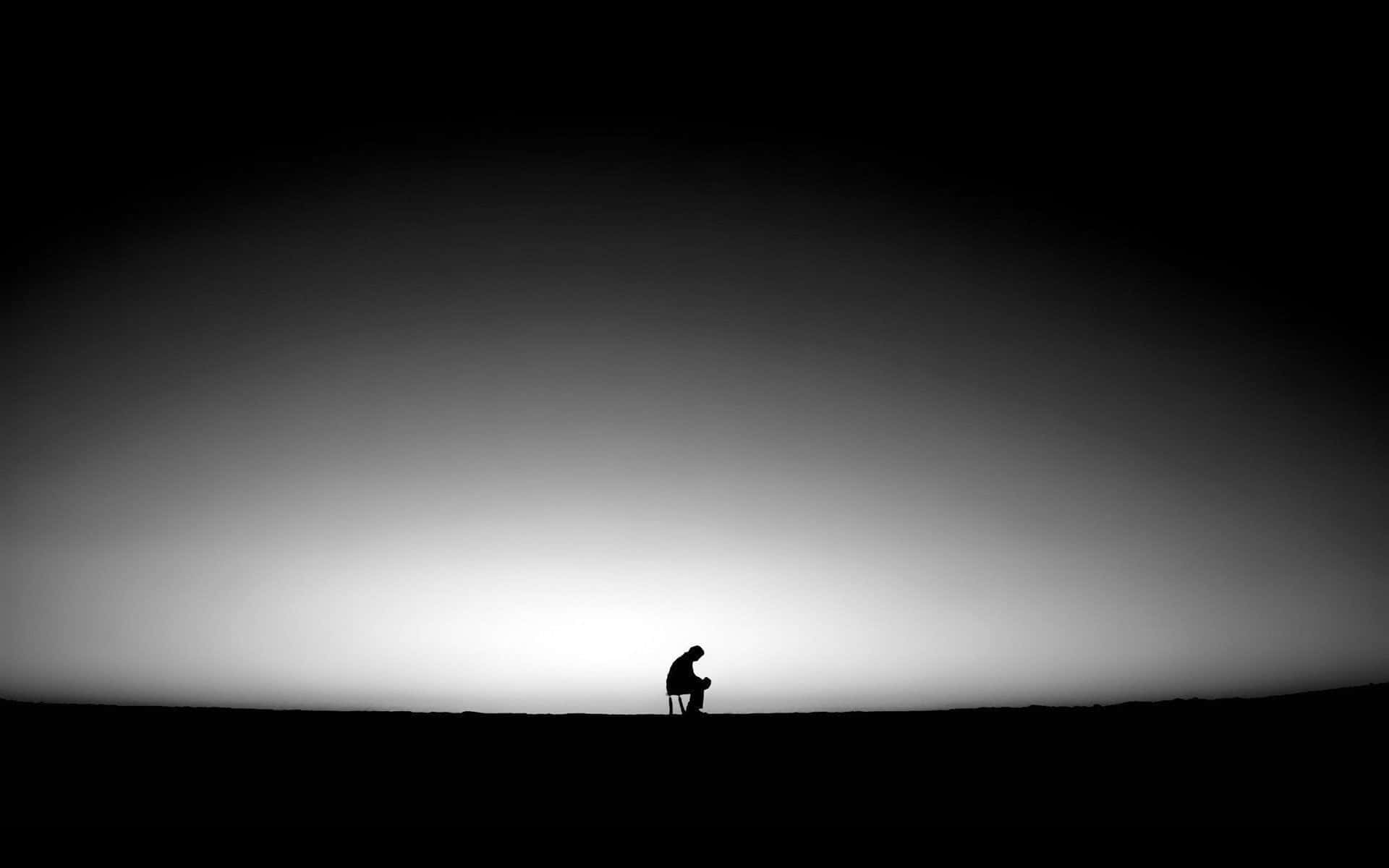 Einmann Steht Auf Einem Hügel In Der Dunkelheit. Wallpaper