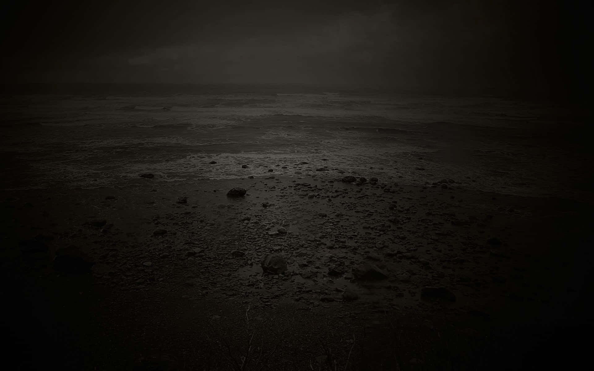 Unafoto En Blanco Y Negro De Un Océano Oscuro Fondo de pantalla