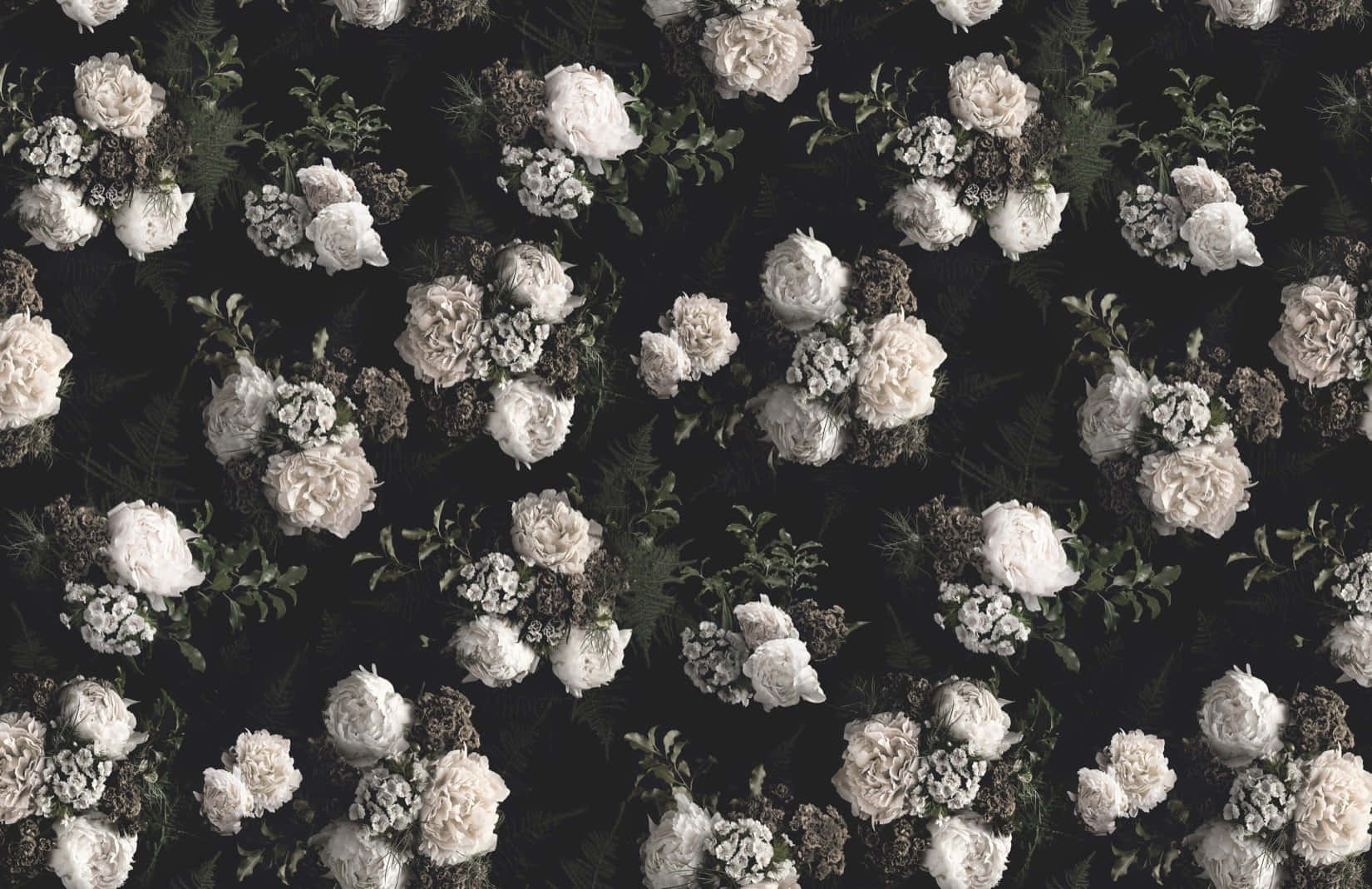 Abrazala Belleza De Los Estampados Oscuros De Flores. Fondo de pantalla