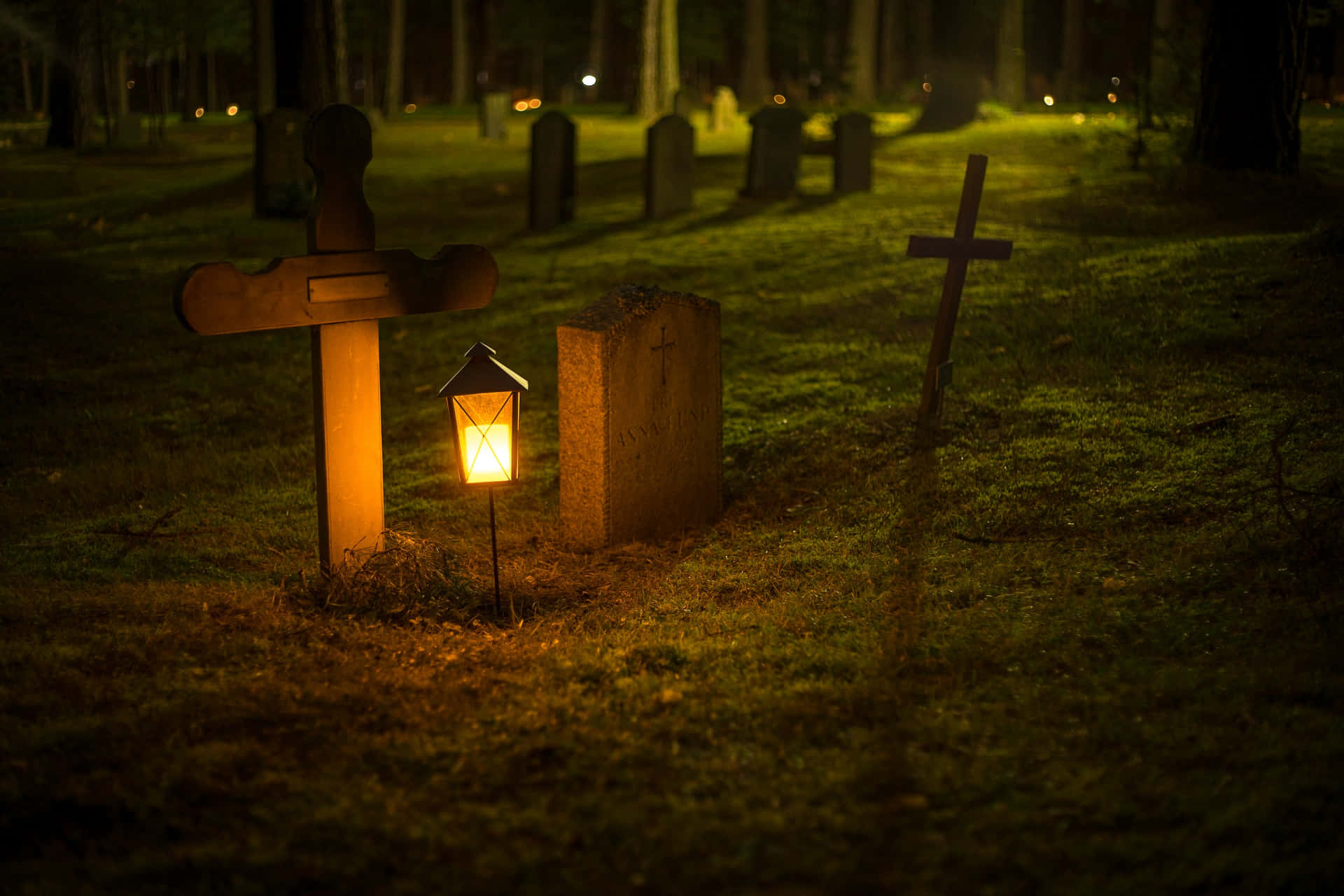 Einfriedhof Mit Grabsteinen Und Einem Beleuchteten Grabstein.