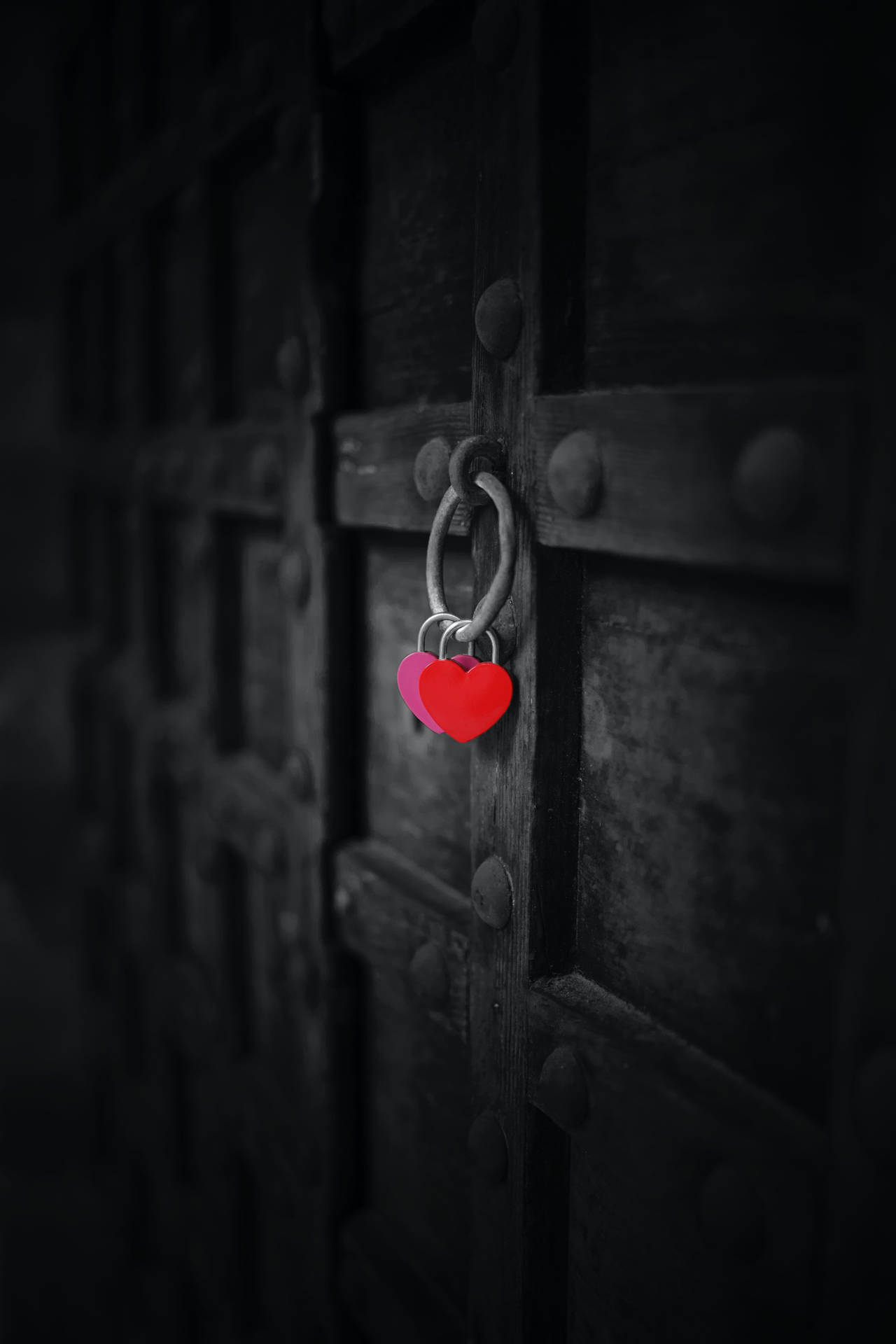 Corazónoscuro En Una Puerta Medieval. Fondo de pantalla