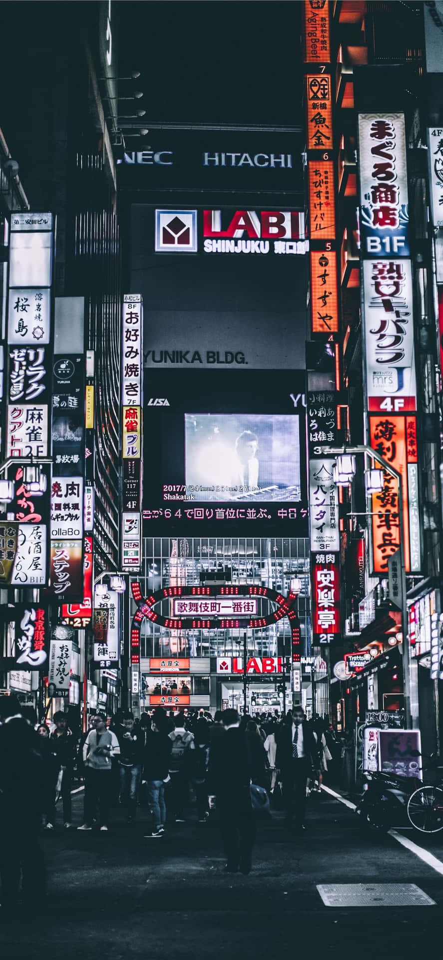 Enkvällspromenad Genom Gatorna I Det Mörka Japan. Wallpaper