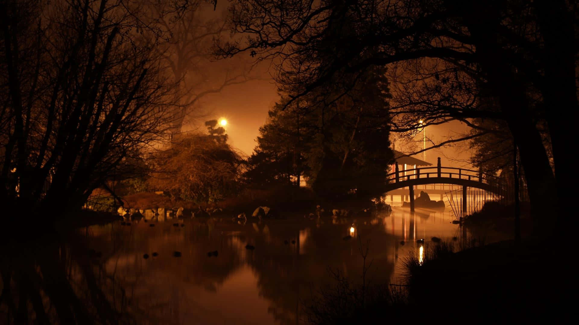Arquitecturatradicional Japonesa En Pie Orgullosamente Bajo El Cielo Oscuro De La Noche. Fondo de pantalla