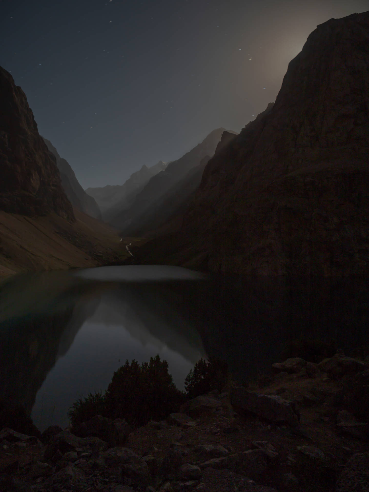 Mørk sø og bjerg Tajikistan landskabstema tapet Wallpaper