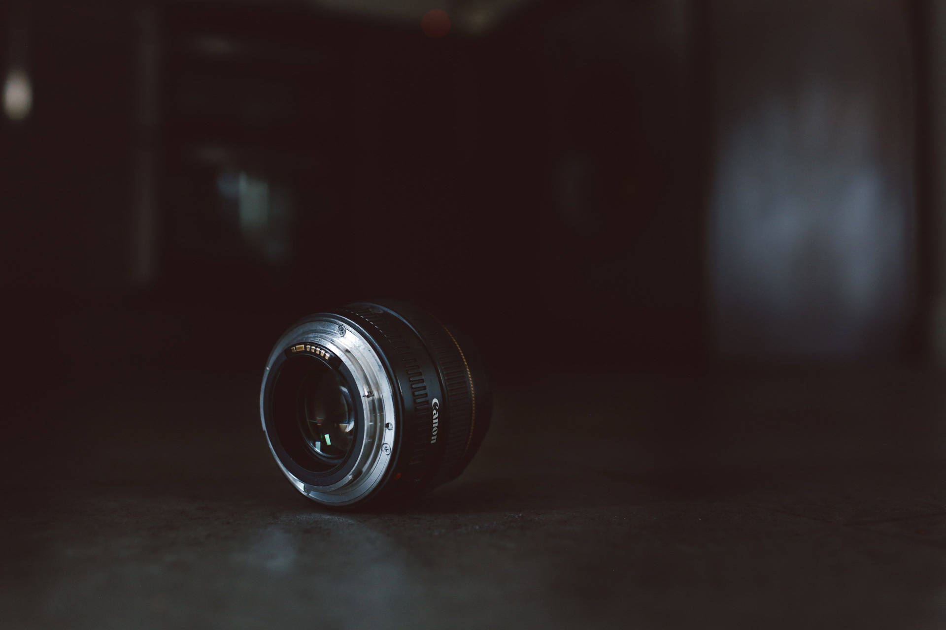 Dark Minimalist Camera Lens Wallpaper
