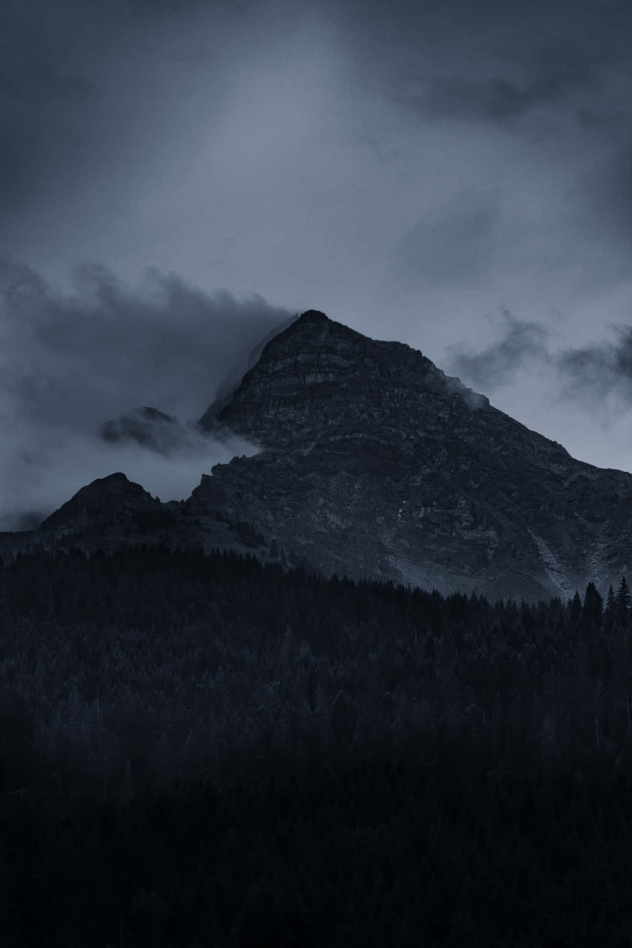 Impresionantepaisaje Oscuro De Montaña Fondo de pantalla