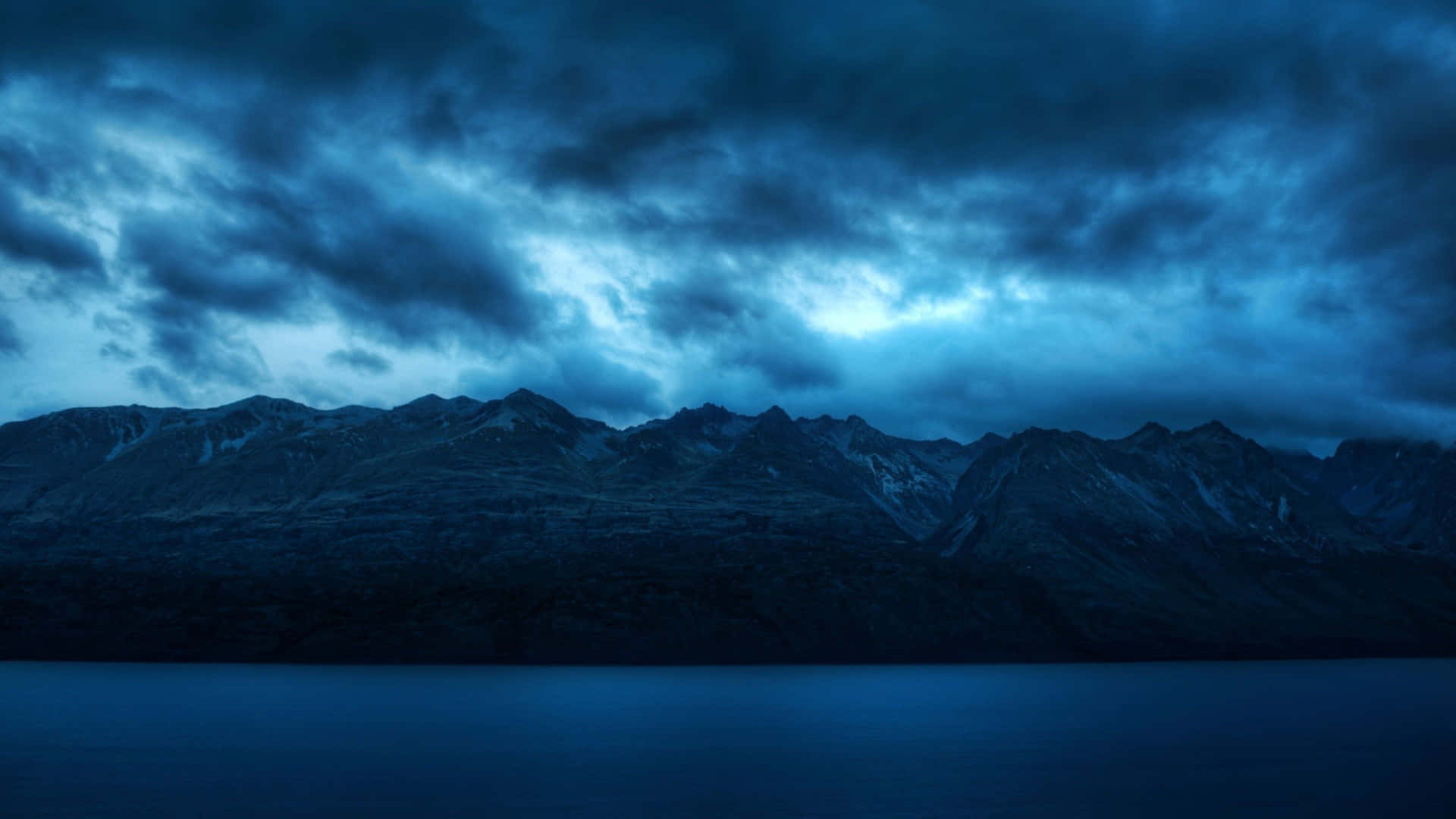 Majestuosamontaña Oscura De Noche. Fondo de pantalla