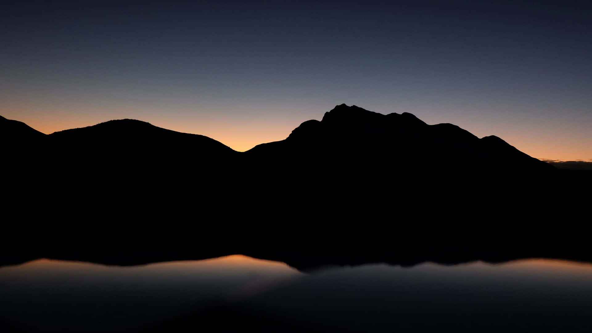 Impresionantepaisaje De Montaña Oscuro Fondo de pantalla