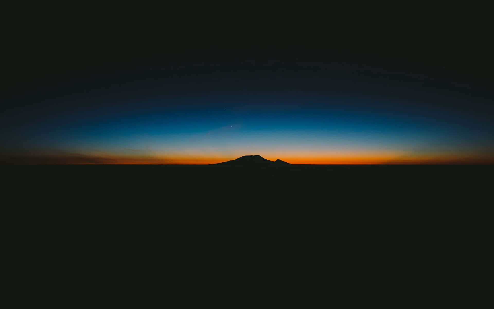 Montañaoscura: La Belleza Surreal De La Naturaleza Fondo de pantalla