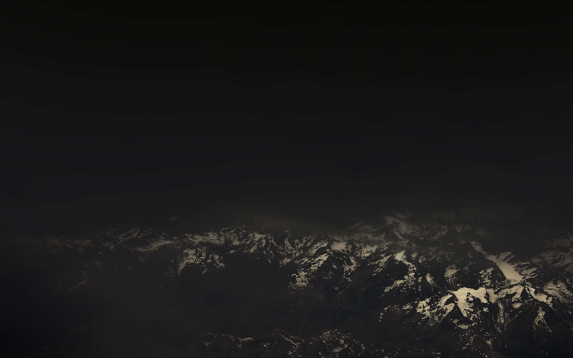Impresionantepaisaje De Montaña Oscuro Fondo de pantalla