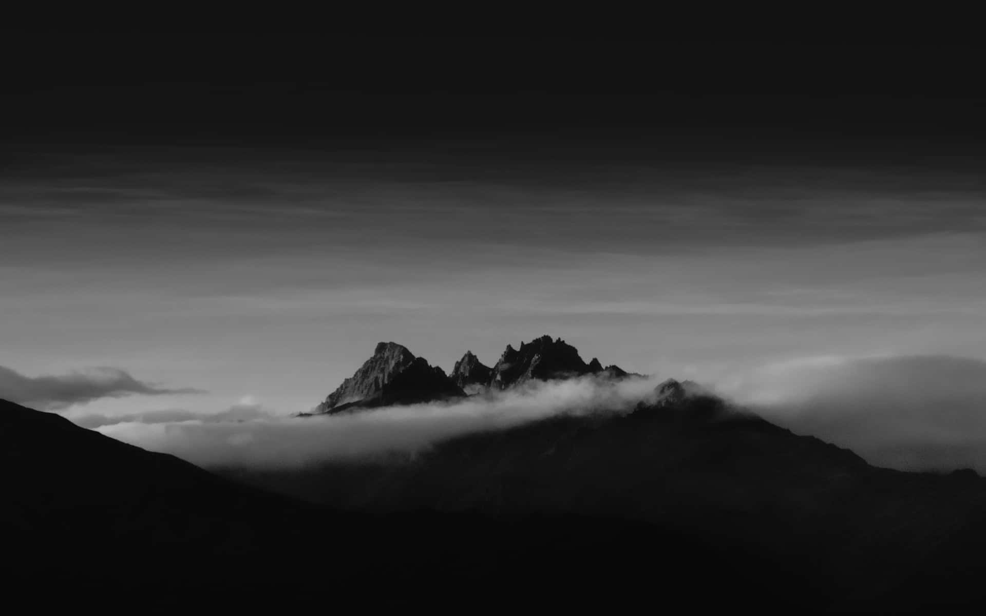 Imponentepaisaje De Montaña Oscura Al Anochecer. Fondo de pantalla