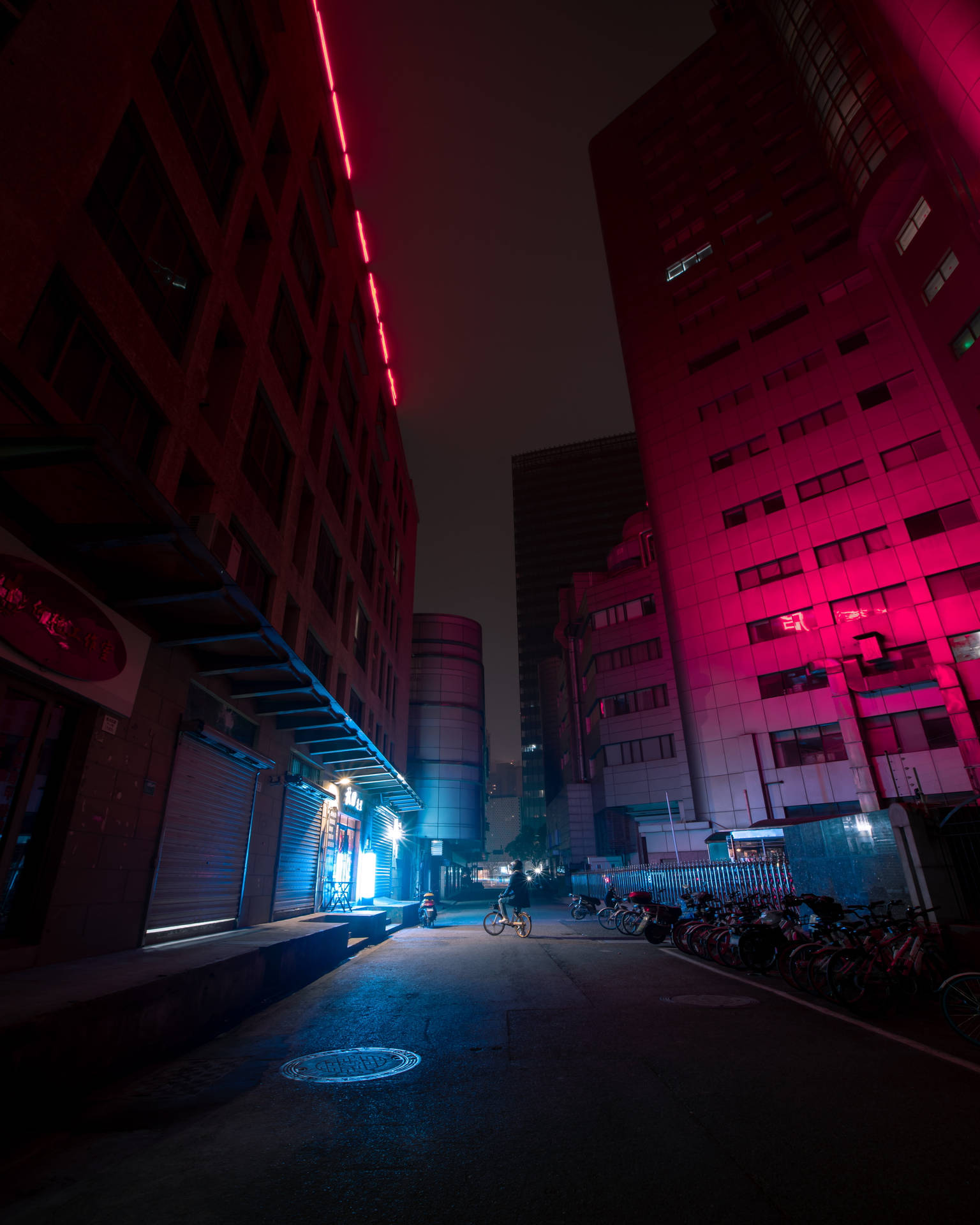 Mørk Neon Street Med Cykler Wallpaper
